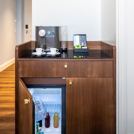 Fraser Suites Hamburg Exterior photo A coffee machine in a hotel room