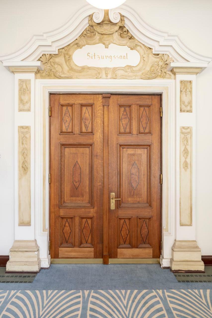 Fraser Suites Hamburg Exterior photo The door of the chapel