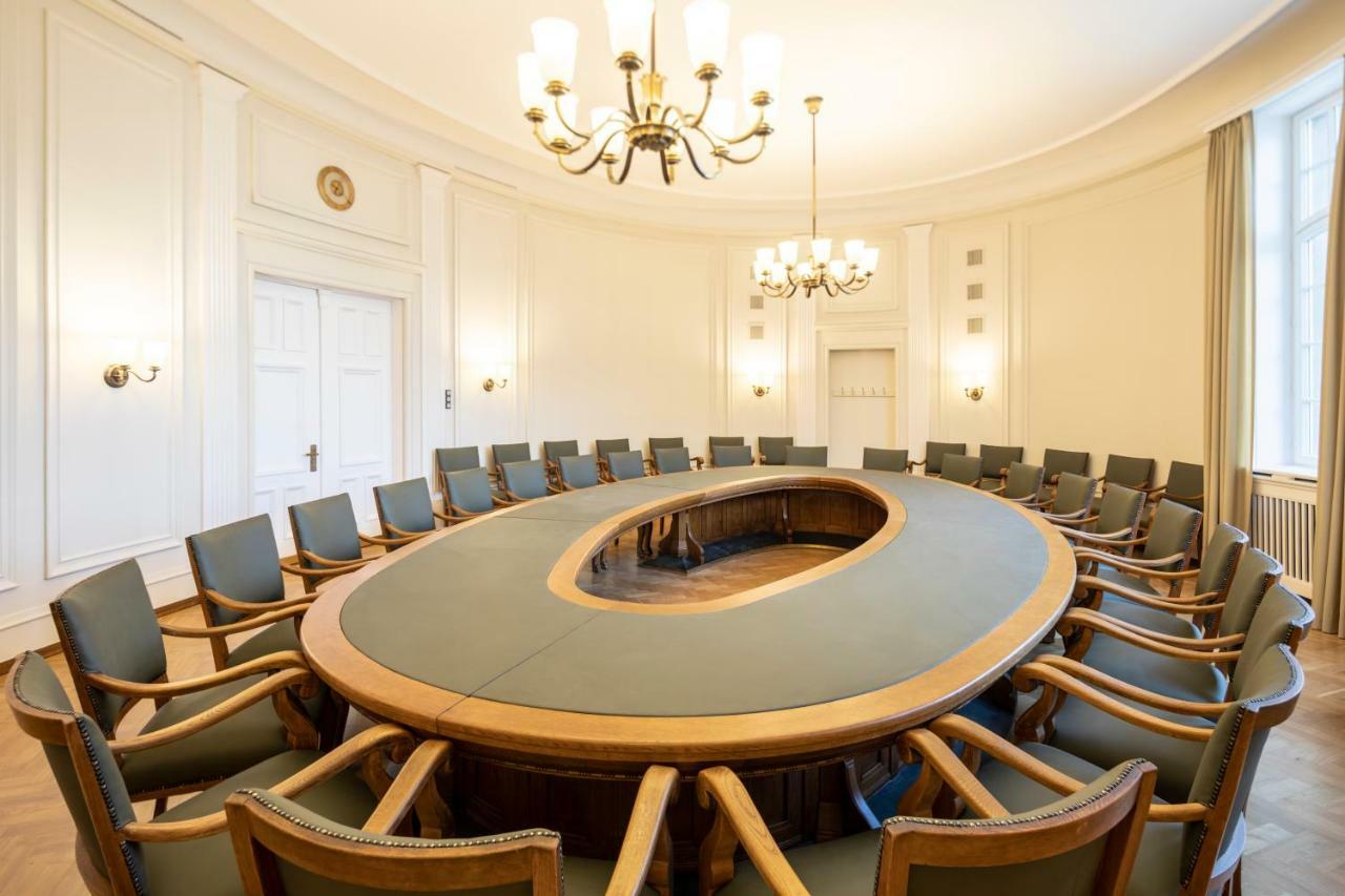 Fraser Suites Hamburg Exterior photo The meeting room of the Federal Council