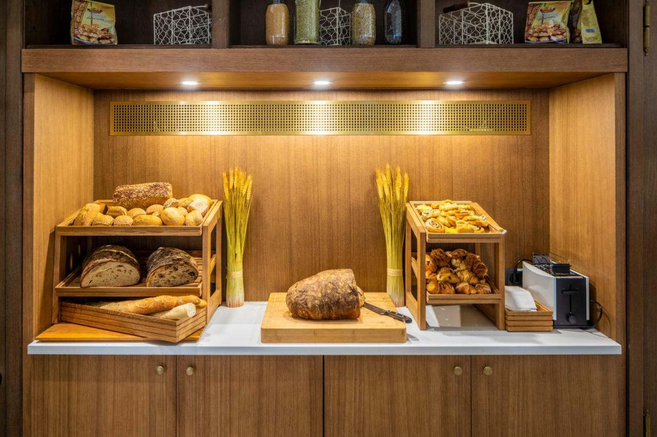 Fraser Suites Hamburg Exterior photo Bread at a buffet