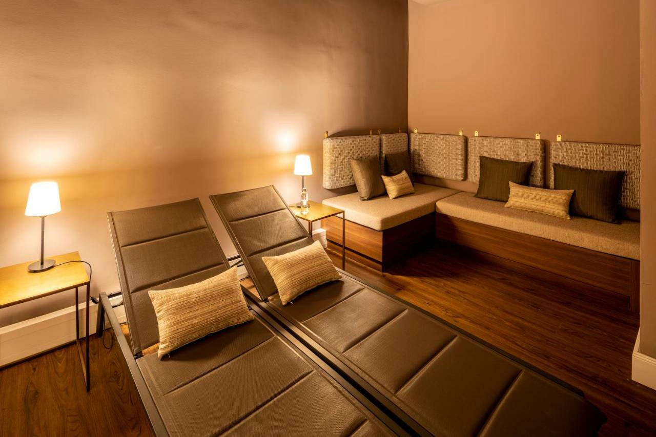Fraser Suites Hamburg Exterior photo A relaxation room at a spa