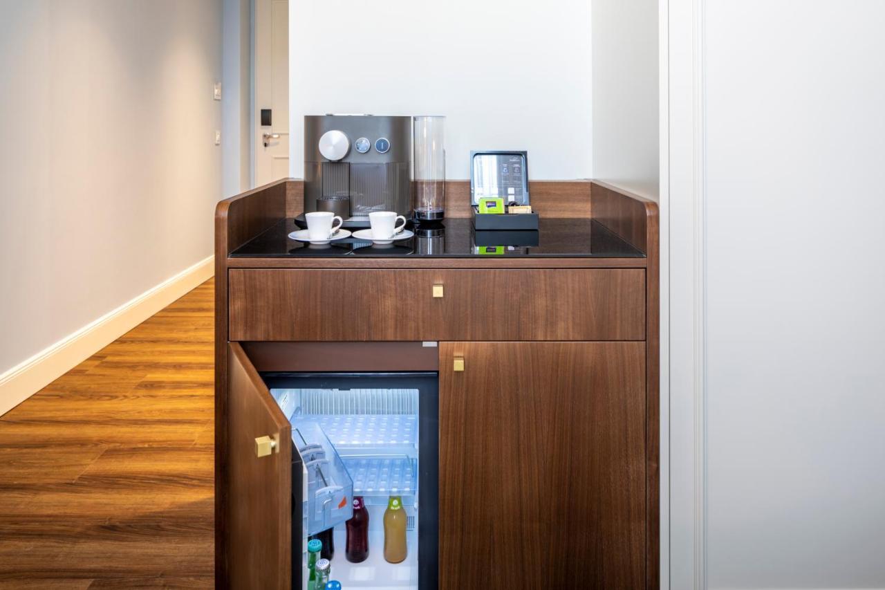 Fraser Suites Hamburg Exterior photo A coffee machine in a hotel room
